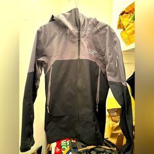 Men’s Arc’teryx GORE-TEX versatile jacket ski / snow / rain /wind -like new Sz M